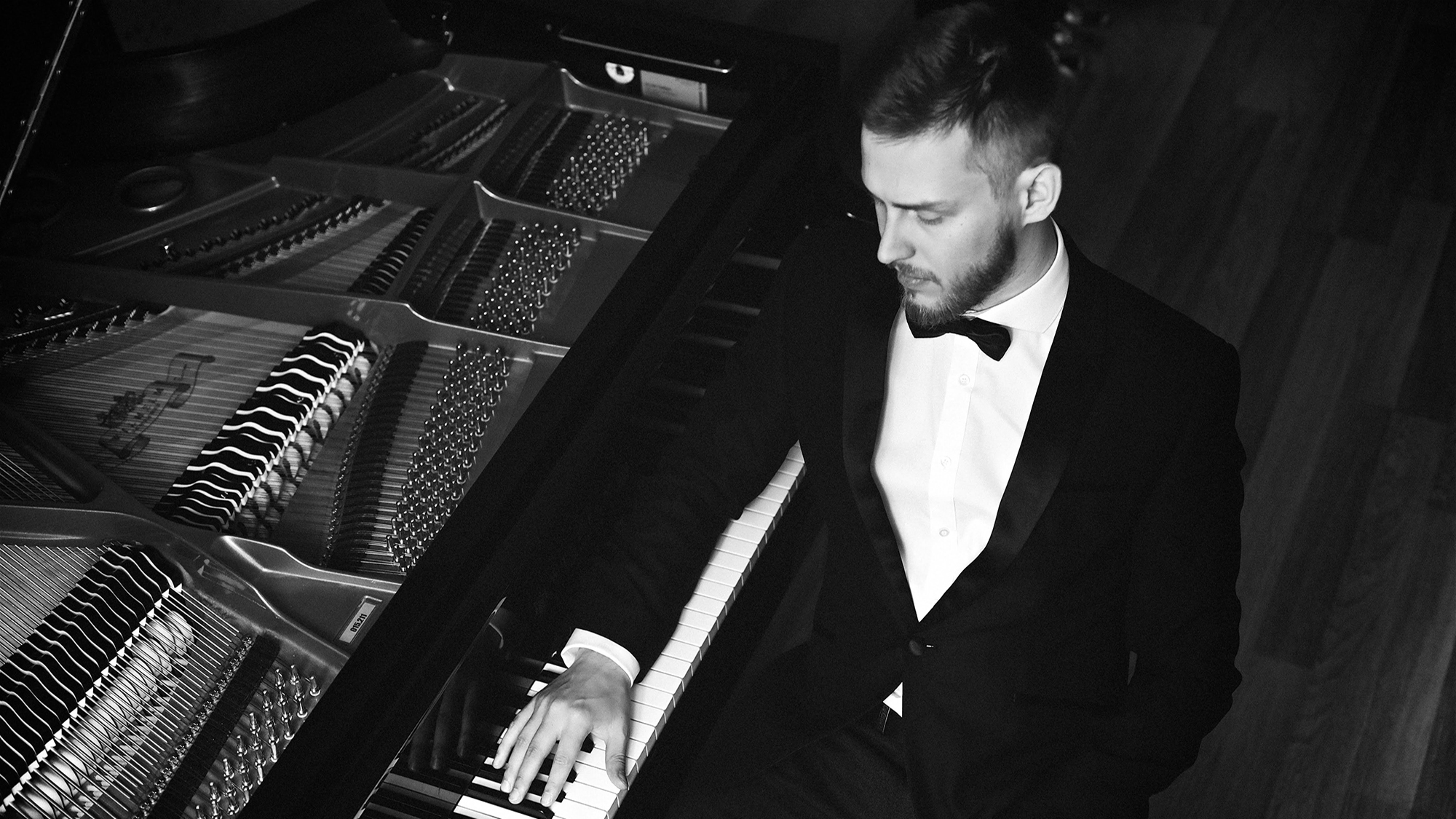 Picture of Robertas Lozinskis at the piano.jpg